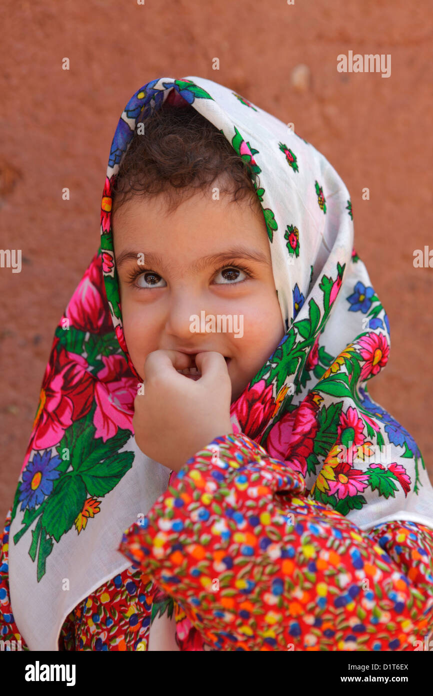 Porträt des iranischen kleine Mädchen tragen die traditionelle Floreal Tschador, Abyāneh, Iran Stockfoto