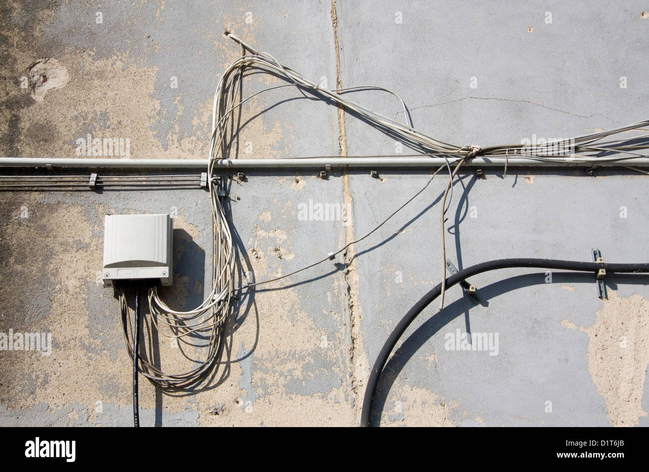 Berlin Deutschland Verlegen Der Kabel An Der Hauswand Stockfotografie Alamy
