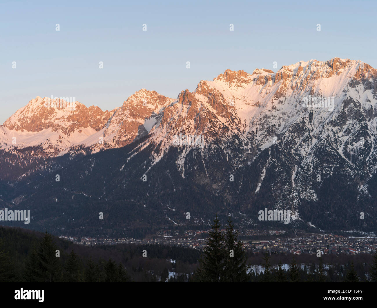 Das Karwendel-Gebirge in der Nähe von Mittenwald im Winter, Bayern. Stockfoto