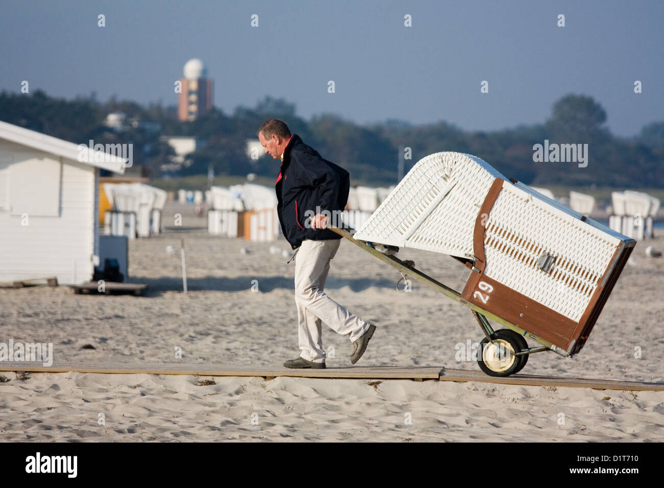 Warnemünde, Deutschland, Strandkoerbe ins Winterquartier gebracht werden Stockfoto
