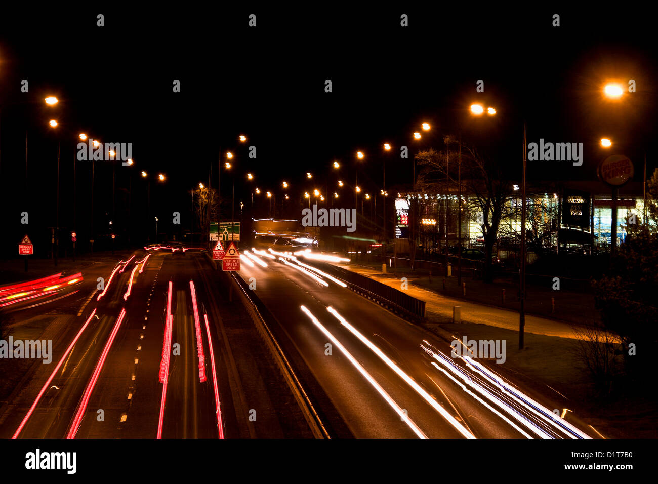 Ampel-Trails auf der Kingsway West Schnellstraße in der Nacht in Dundee, Großbritannien Stockfoto