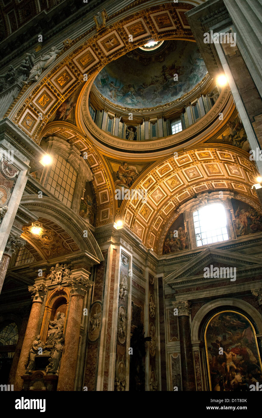 Vatikanstadt, Rom, Italien. Die Decke im Inneren der Petersdom. Stockfoto