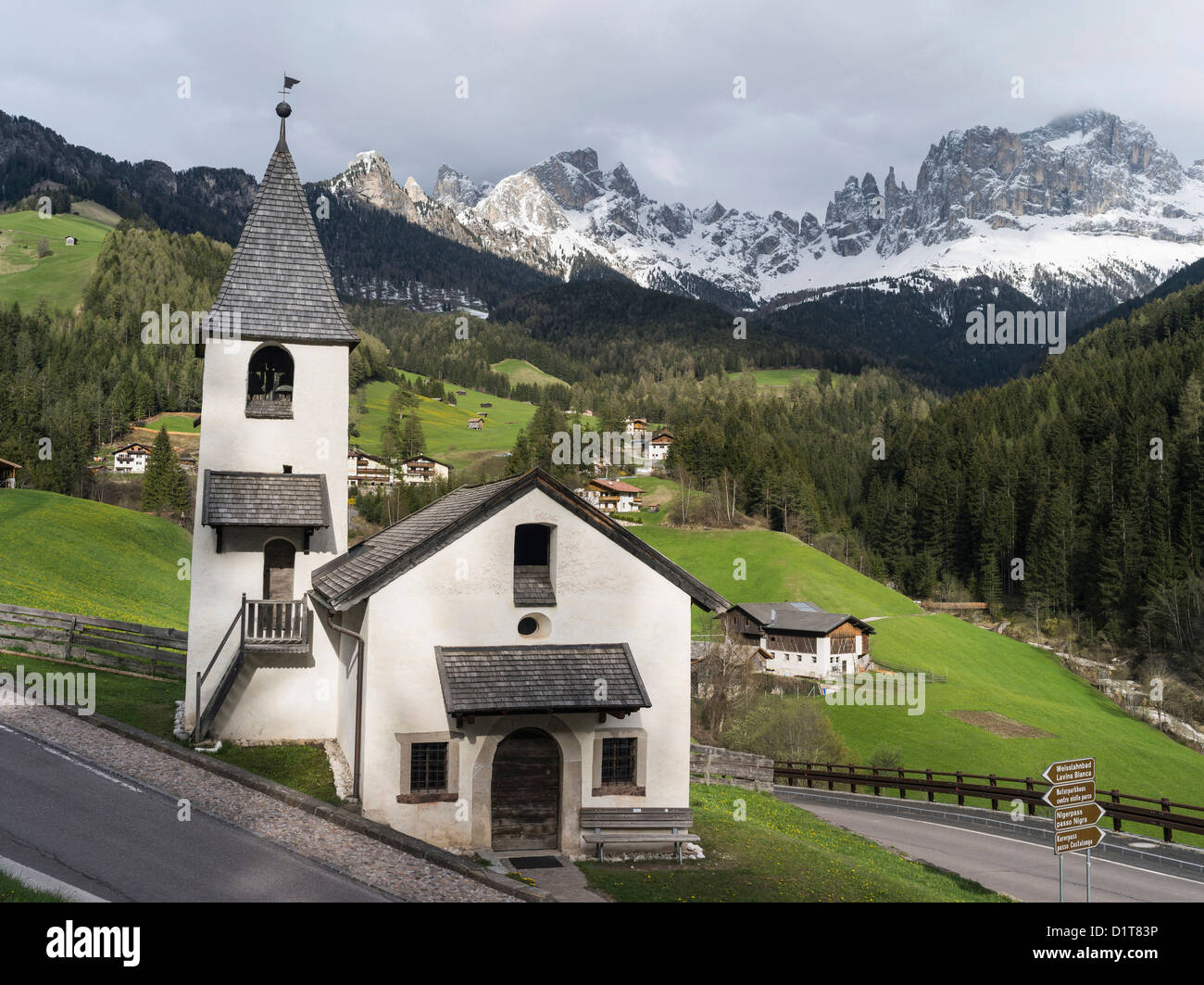 Die kleine Kirche von St. Zyprian und Justina in das Dorf St. Zyprian. Dolomiten, Italien, Südtirol Stockfoto