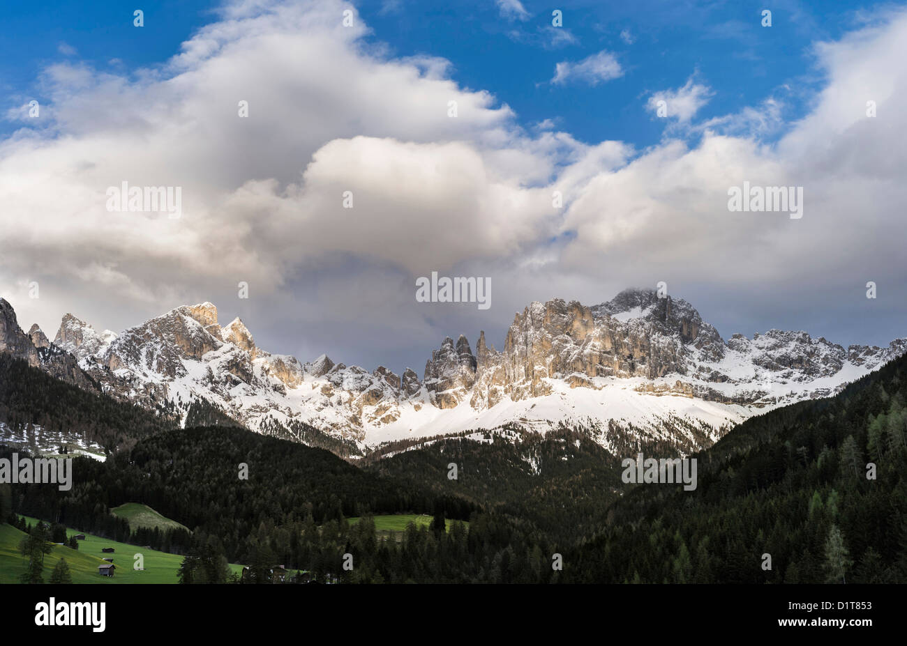 Rosengarten oder Rosengarten Berge der Dolomiten von Südtirol nach einem Schneesturm im Frühling. Dolomiten, Italien, Südtirol. Stockfoto