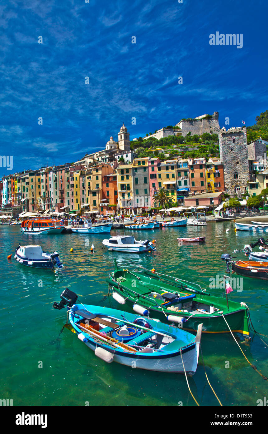 Europa. Italien. La Spezia. Portovenere. Kleine Boote vor Anker im Hafen Stockfoto