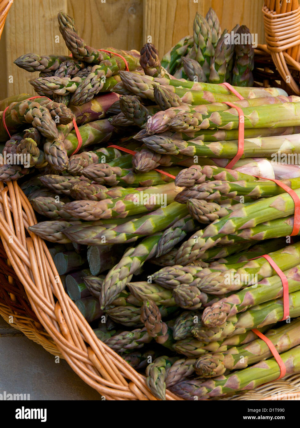 Trauben von Spargel in einem Korb Stockfoto
