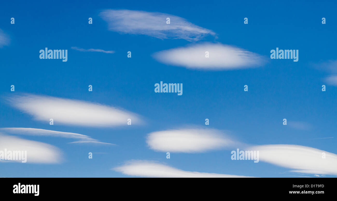 Ungewöhnliche Formationen von Cirrus Himmel Wolkenformationen Stockfoto