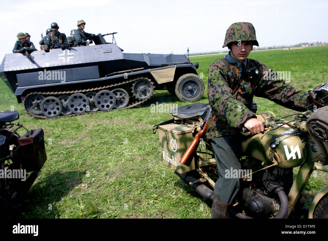 Wiederaufbau, Befreiung von Ostrava, Tschechische Republik, Nachstellung des 2. weltkrieges Wehrmachtssoldat SD.Kfz. 251 Stockfoto