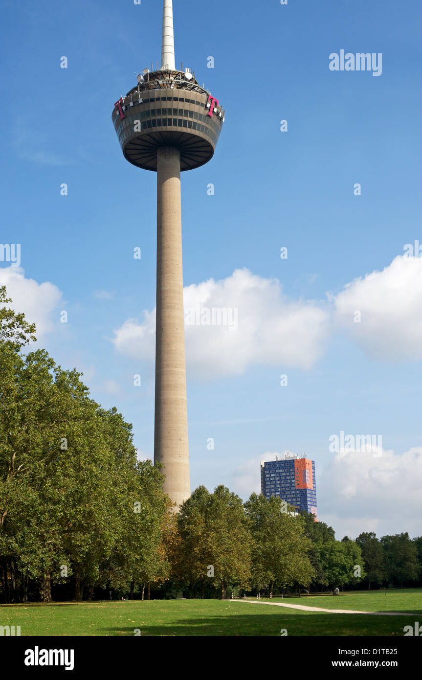Colonius (Fernmeldeturm) und Herkules-Hochhaus (Wohn-) Köln ...