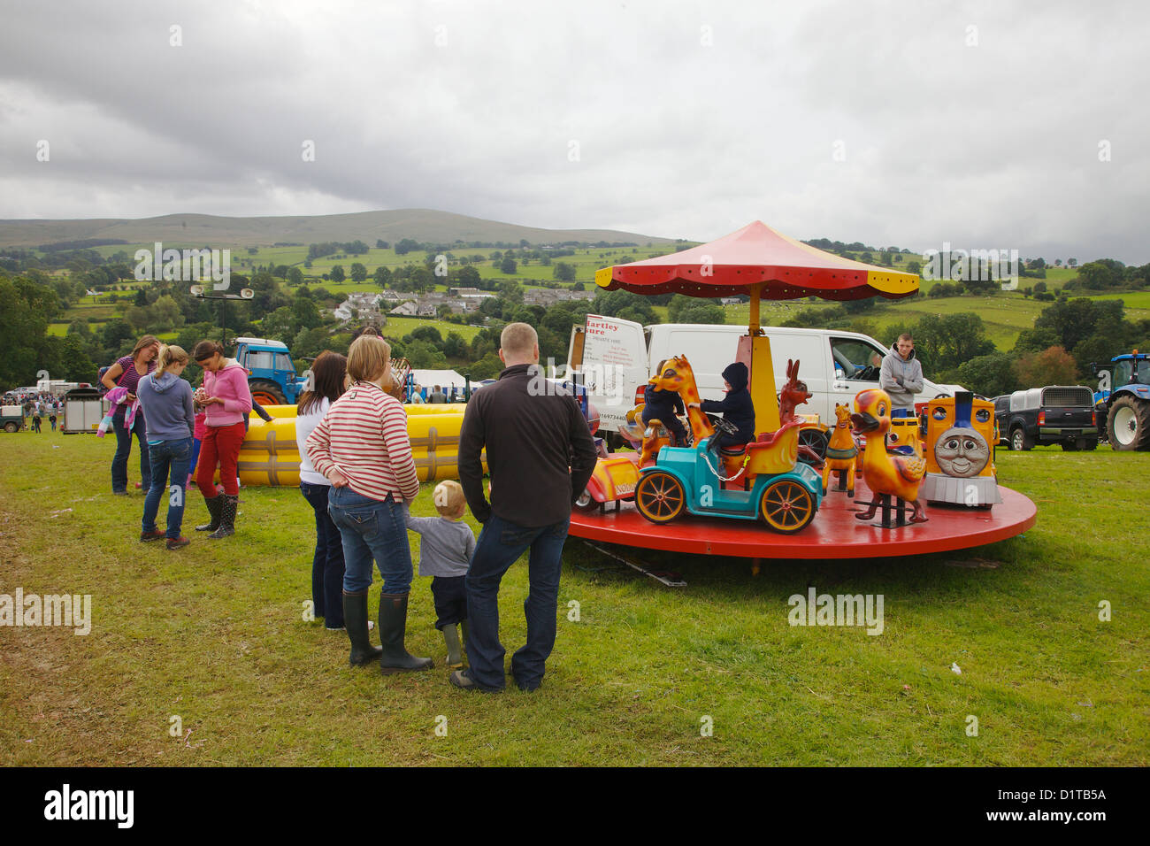 Familien Enjoyingt Jahrmarkt am Hesket Newmarket Agricultural Society Show Cumbria, England. Vereinigtes Königreich, Großbritannien Stockfoto
