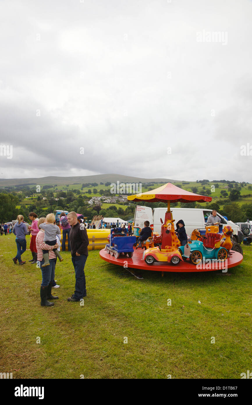 Familien Enjoyingt Jahrmarkt am Hesket Newmarket Agricultural Society Show Cumbria, England. Vereinigtes Königreich, Großbritannien Stockfoto