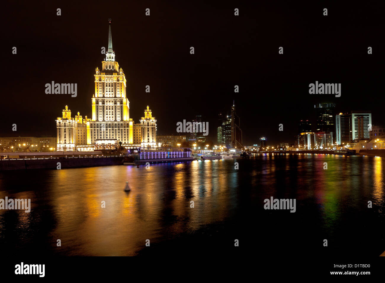 Blick auf World Trade Center und Hotel Ukraina in Moskau bei nignt Stockfoto