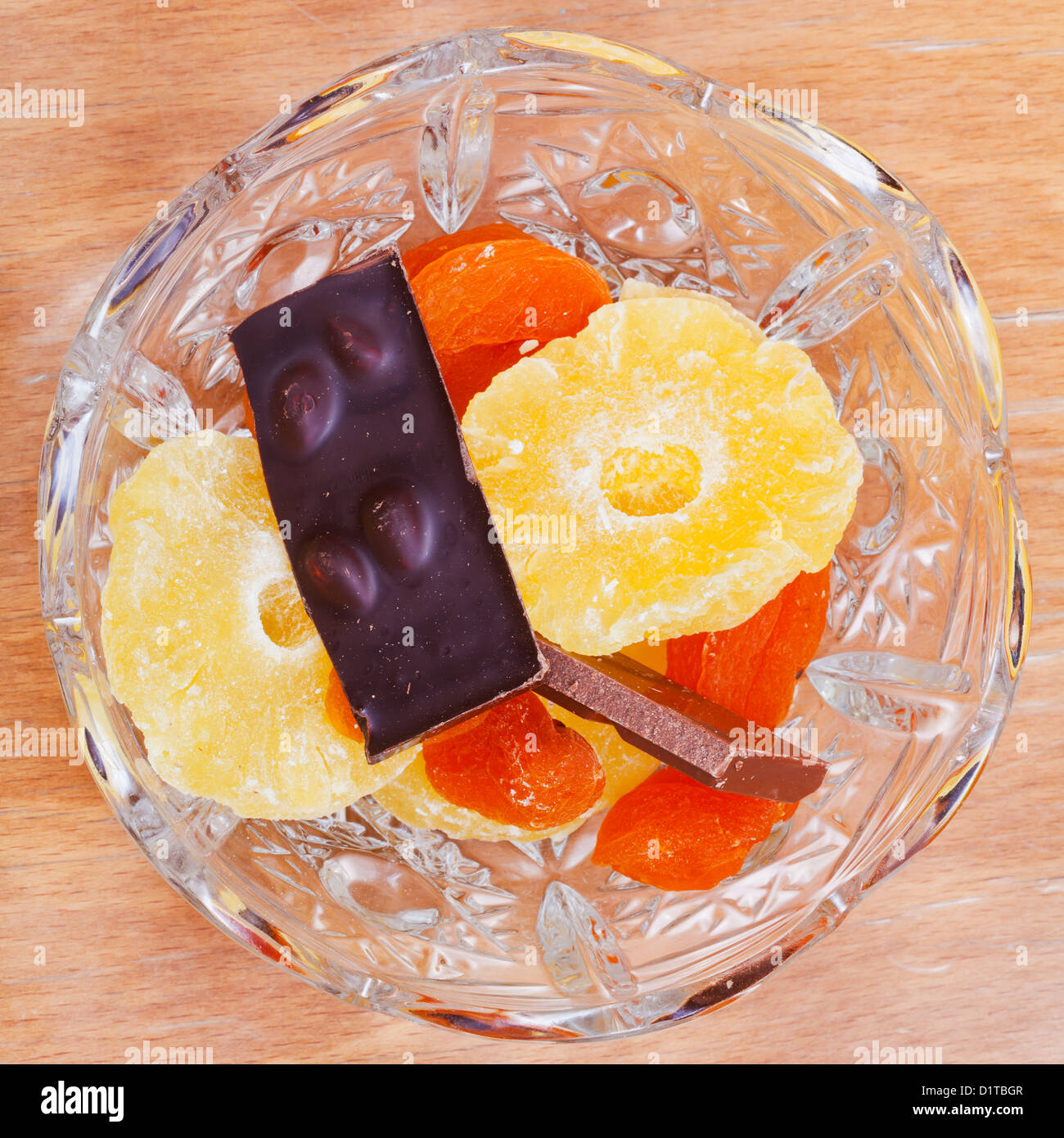 getrocknete Früchte und Schokolade in Glasschale Stockfoto