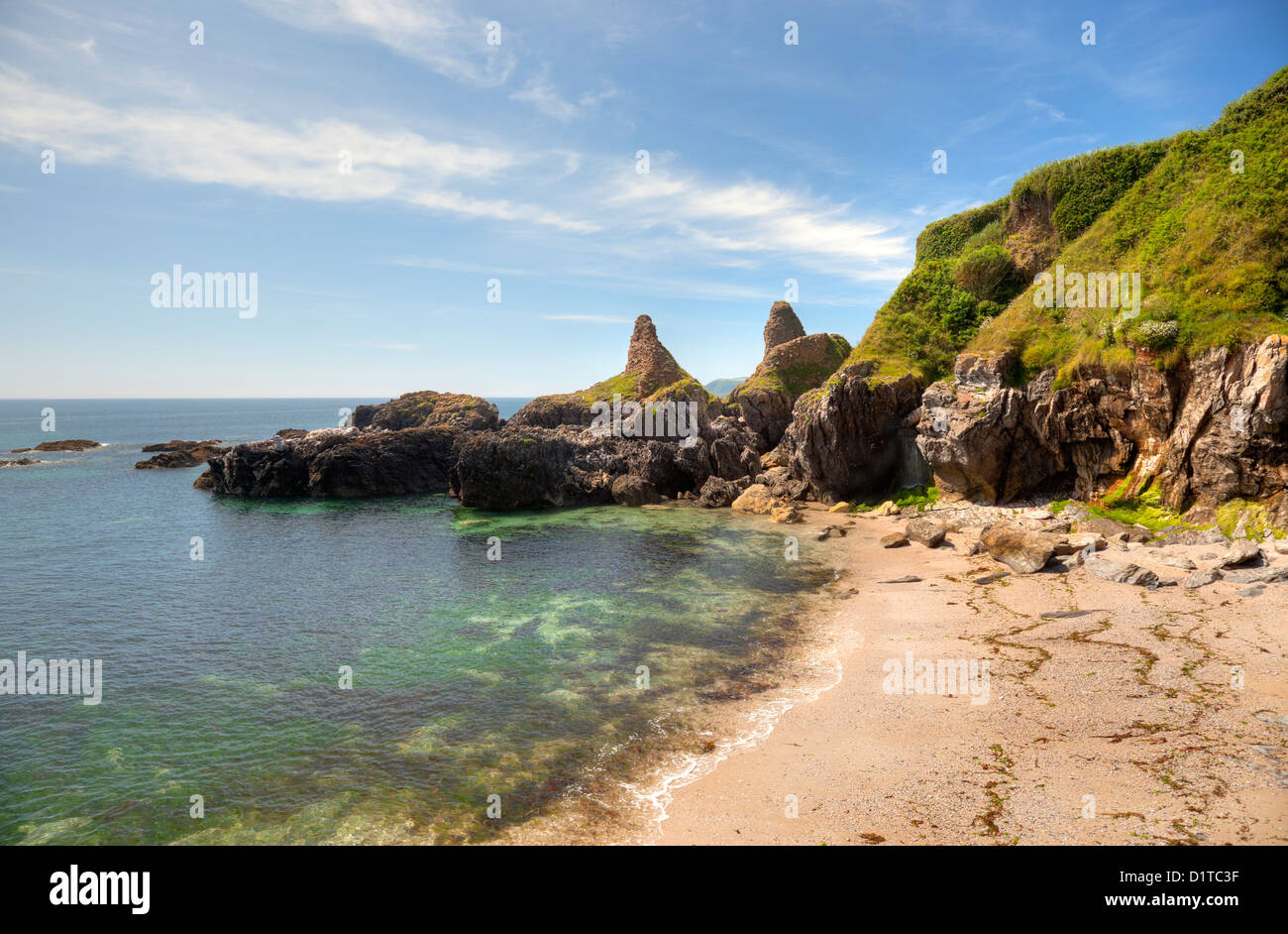 Smaragdgrüne Meer bei großen Mattiscombe Sand, Devon, England. Stockfoto