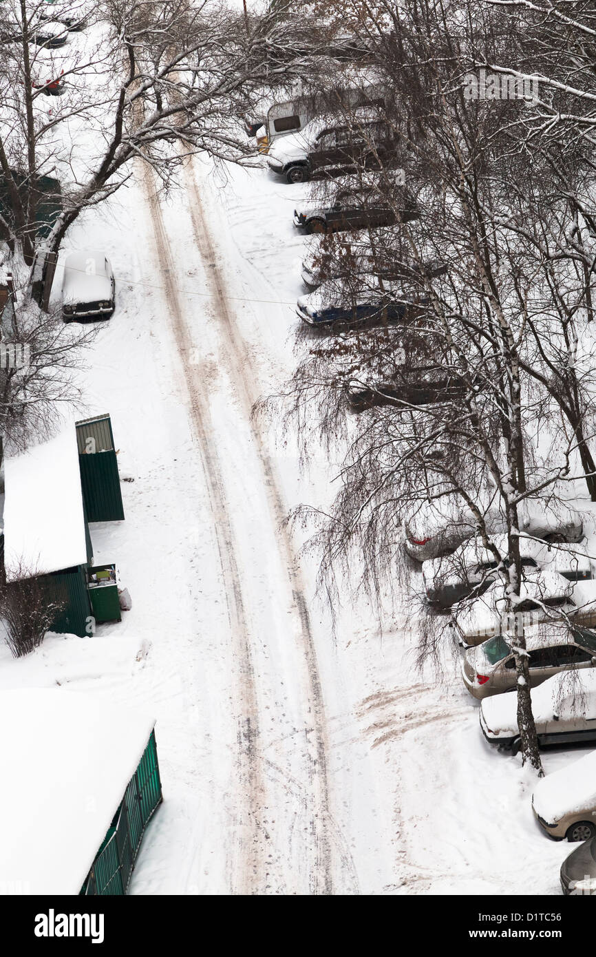 über Ansicht des Autos am Parkplatz in Moskau im Wintertag beschneit Stockfoto