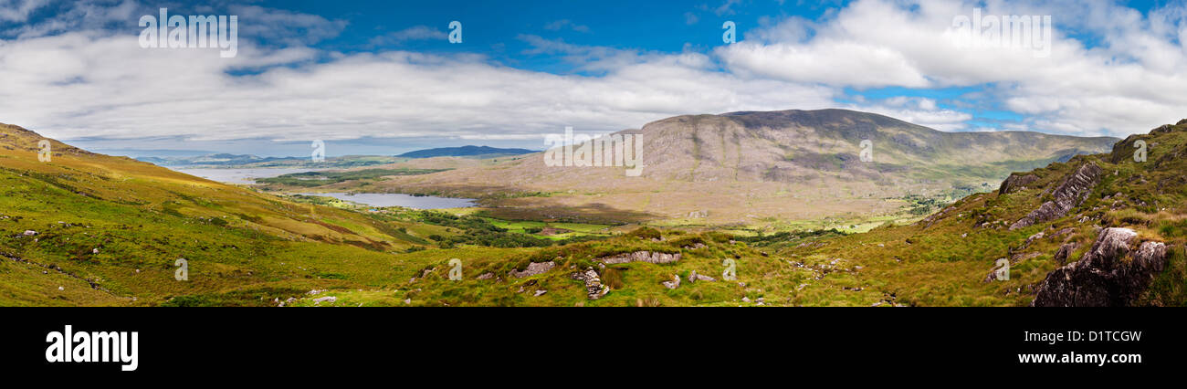 Panorama-Blick nach Westen über Lough Currane und Waterville von Eagles Hill, Iveragh-Halbinsel, County Kerry, Irland Stockfoto