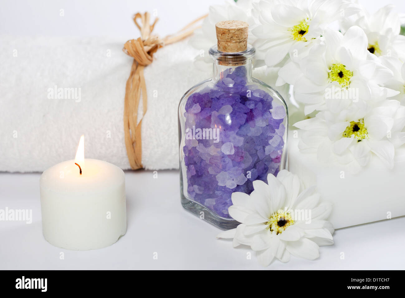 Bad Salz und Handtuch Spa Kosmetik-Konzept auf weißem Hintergrund Stockfoto