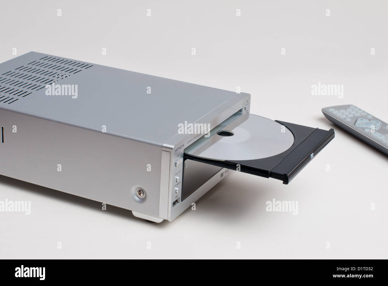 Eine CD Compact DiscPlayer und Fernbedienung mit Schublade öffnen