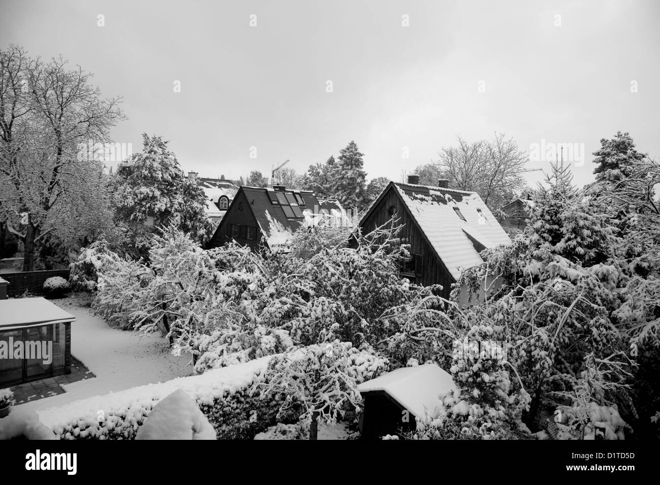 Ein schwarz-weiß Foto von einem Winter Dach Blick vom Balkon nach Neuschnee in München, Bayern, Deutschland, Stockfoto