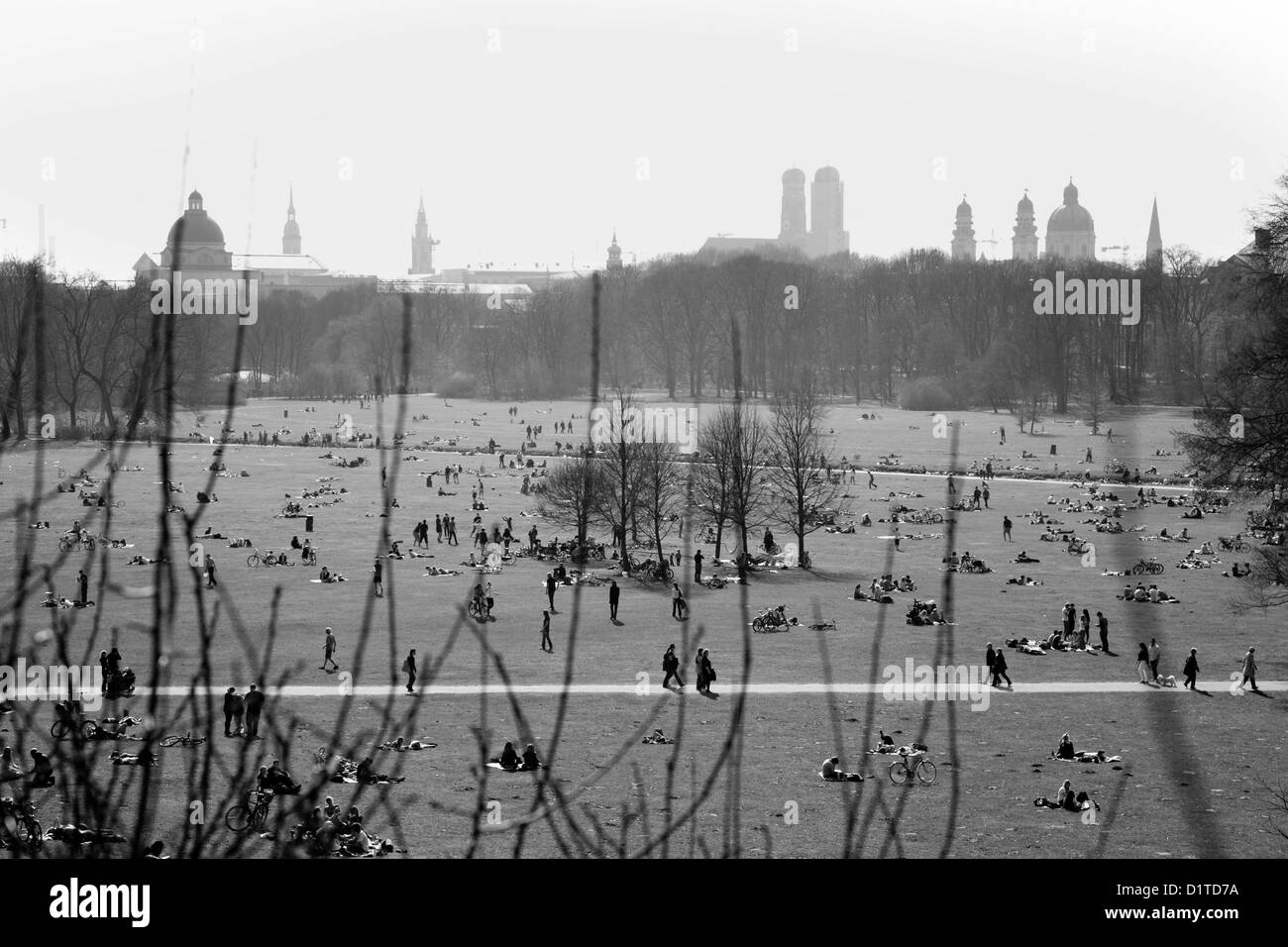 Schwarz / weiß Bild des englischen Gartens im Frühjahr in München, Münchens Skyline im Hintergrund. Stockfoto