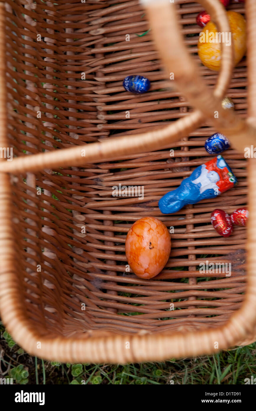 Farbe Birdveiw Veiw von ein Osternest, langsam mit Eiern gefüllt. Stockfoto