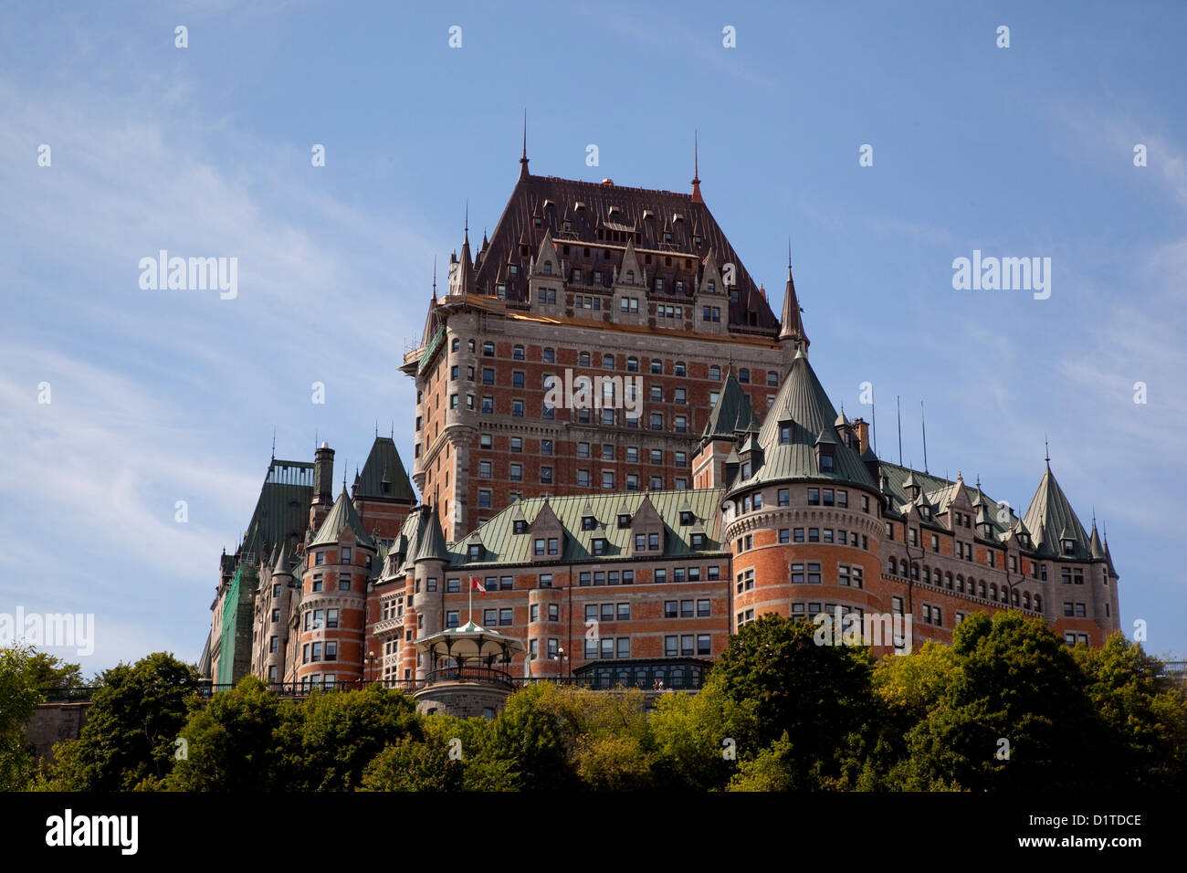 Volles Bild von Chateau Frontenac in Quebec City, Kanada in der Sommersonne. Stockfoto