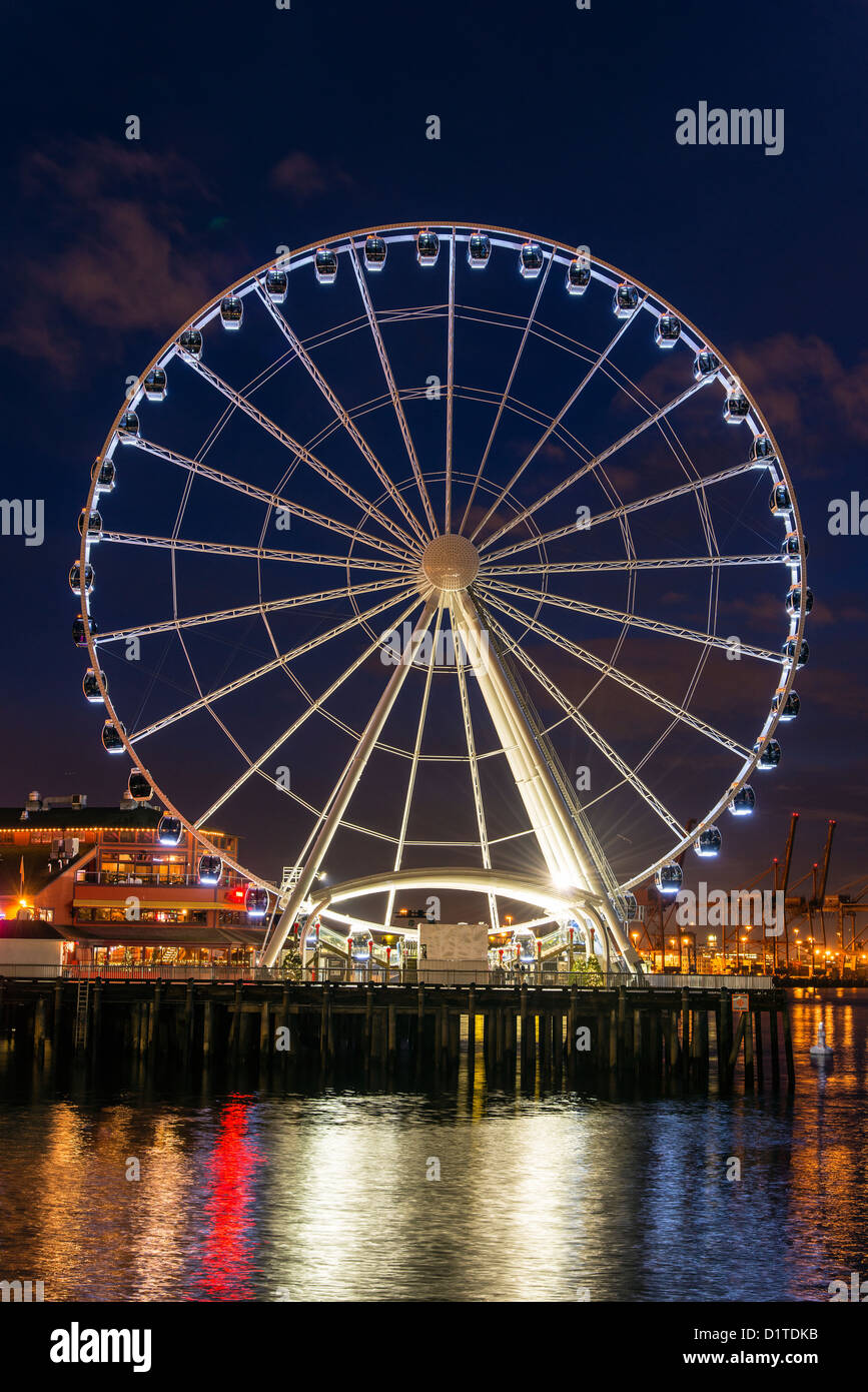 Nachtansicht des Seattle Great Wheel, ein Riesenrad am Pier 57, Seattle, Washington, USA Stockfoto