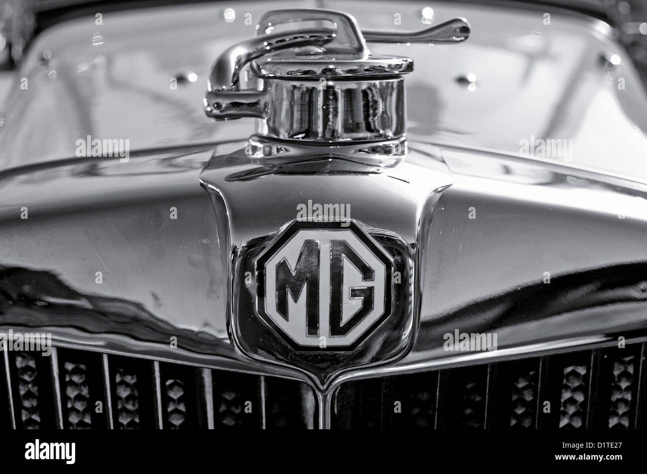 Oldtimer MG Roadster Sportwagen-Klassiker. poliertem Chrom Kühler und Motorhaube Stockfoto