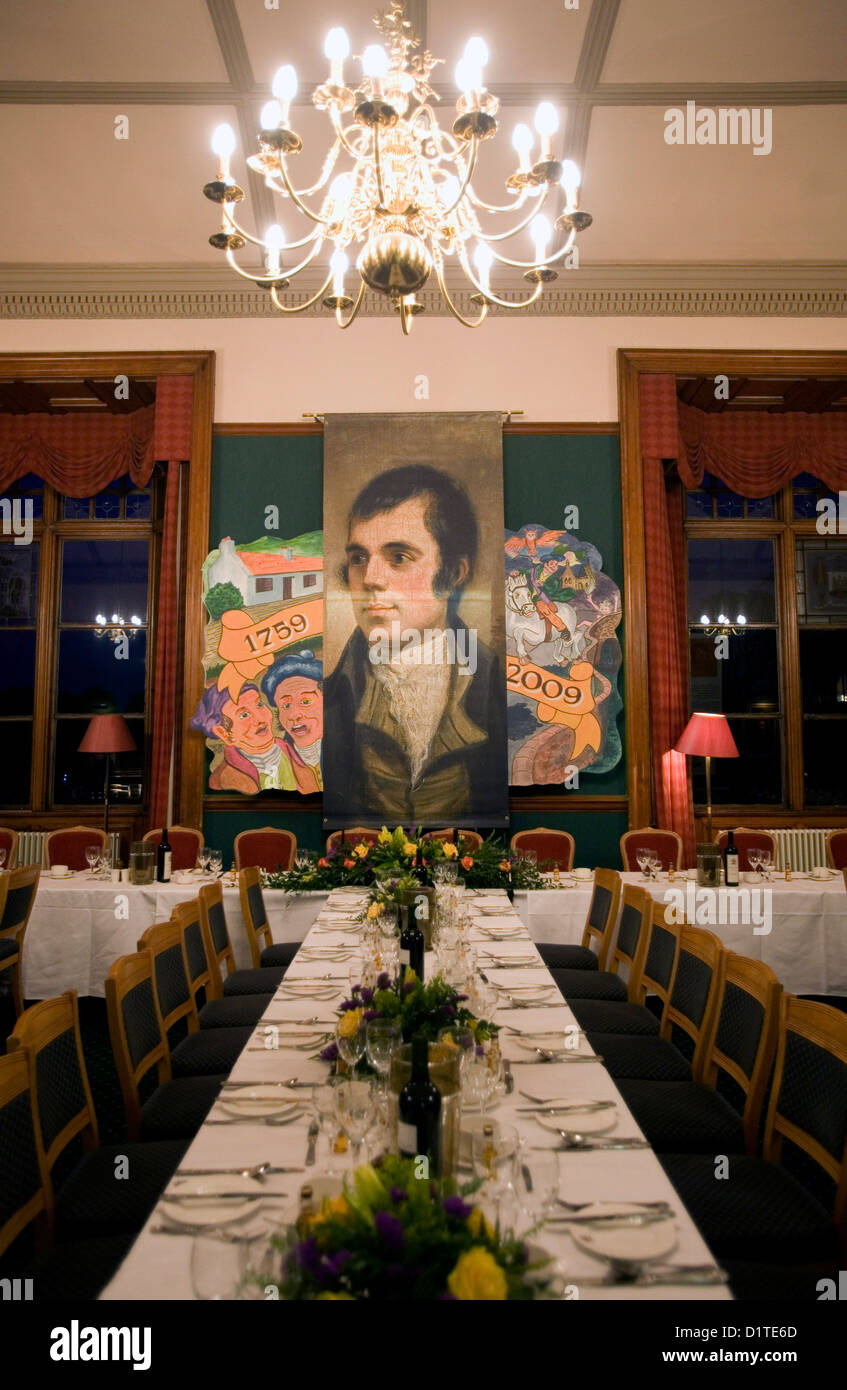 Tischdekoration für eine Burns Supper mit einem Wandbild Darstellung der 200. Geburtstag von Robert Burns Stockfoto