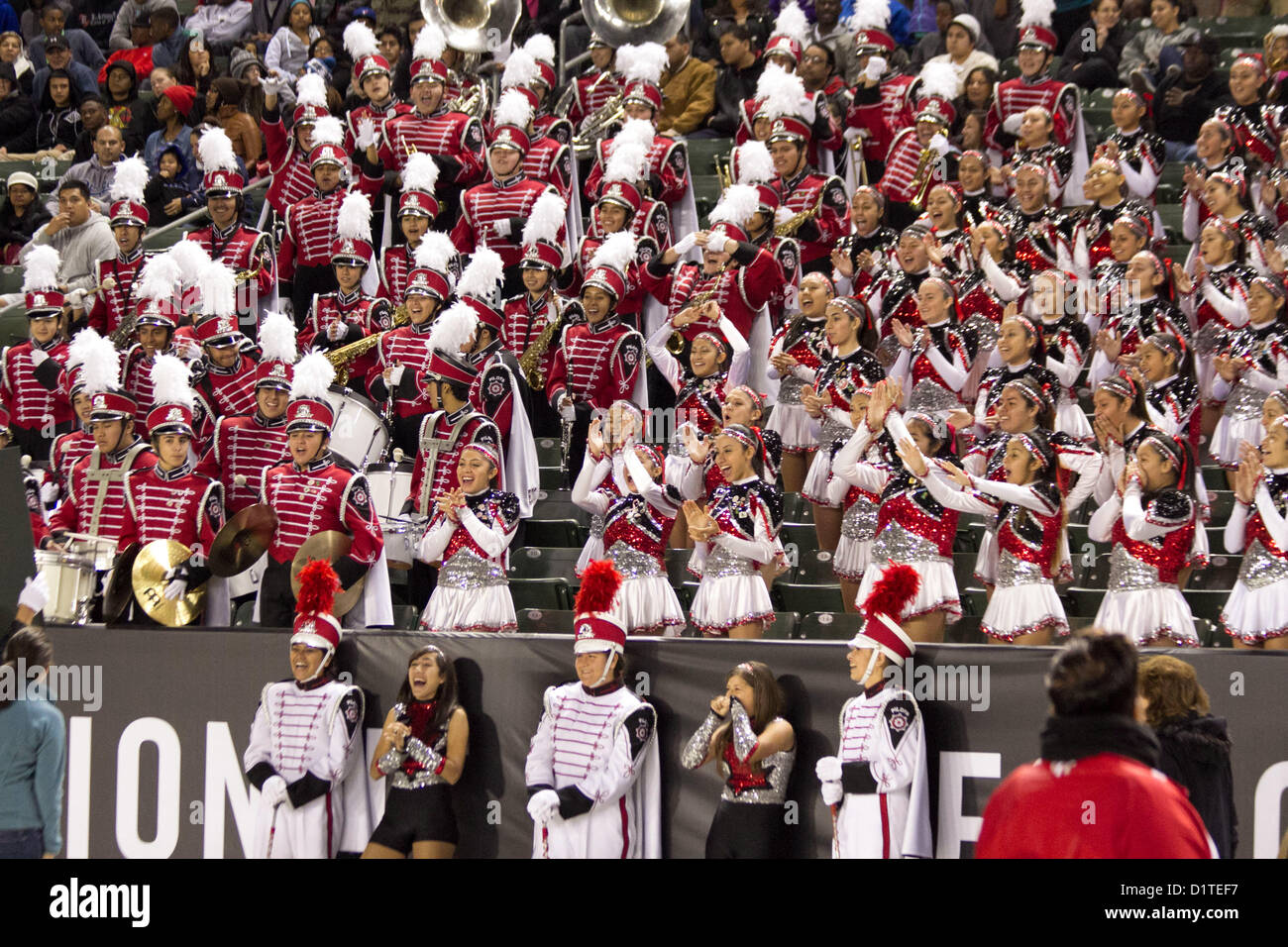 Die Phineas Banning High School Mighty Marching Piloten jubeln ihr Team während des Semper Fidelis All-American Bowl am 4. Januar 2013 im Home Depot Center an. Die Veranstaltung ist Teil des Marinekorps Semper Fidelis Football Program, das Führungsqualitäten und positiven Charakter unter den Schülern fördert. Stockfoto