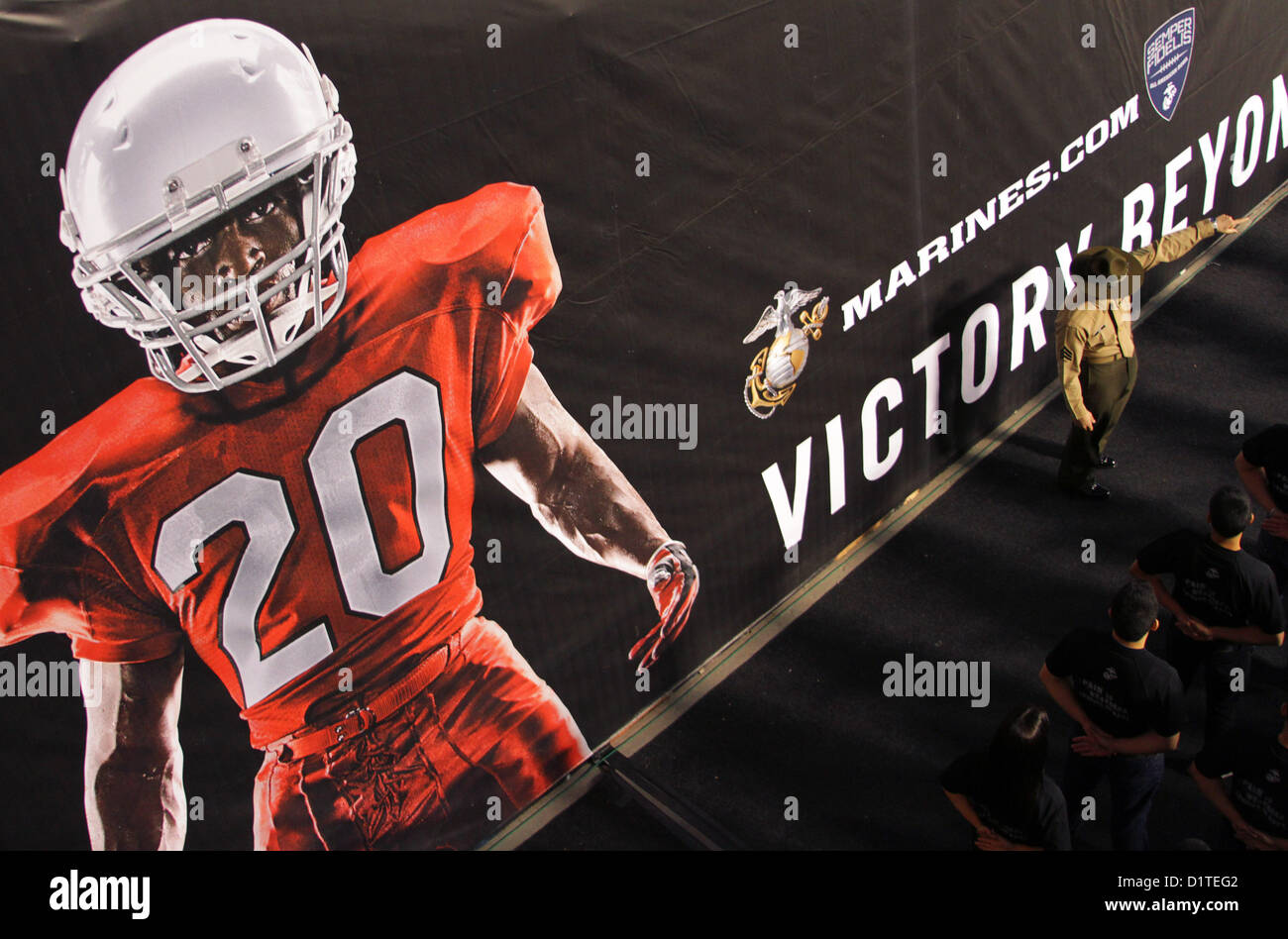 Ein Ausbilder des U.S. Marine Corps bereitet sich darauf vor, Poolees von den Recruiting Stations Orange und Los Angeles auf das Feld zu führen, um vor dem Semper Fidelis All-American Bowl im Home Depot Center in Carson, Kalifornien, eine eidesstattliche Zeremonie zu machen. Stockfoto