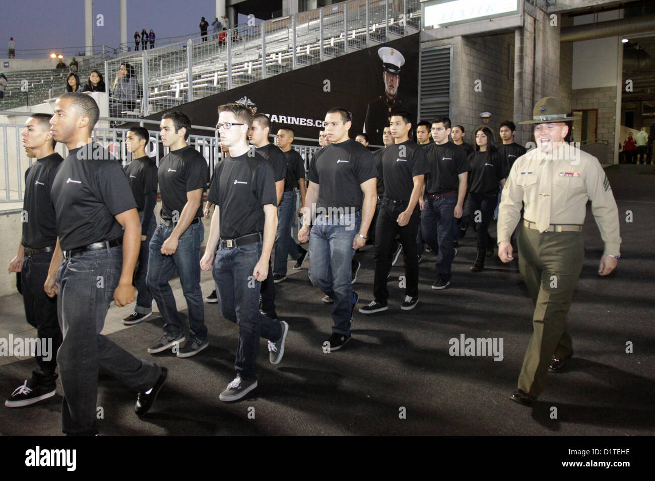 Matthew Lee führt Rekruten auf das Fußballfeld des Home Depot Centers, wo sie eine Vereidigungszeremonie im Rahmen des Semper Fidelis All-American Bowl veranstalten. Die Zeremonie ist ein wichtiger Bestandteil des Fußballprogramms des Marine Corps und konzentriert sich auf Führung und Disziplin. Stockfoto