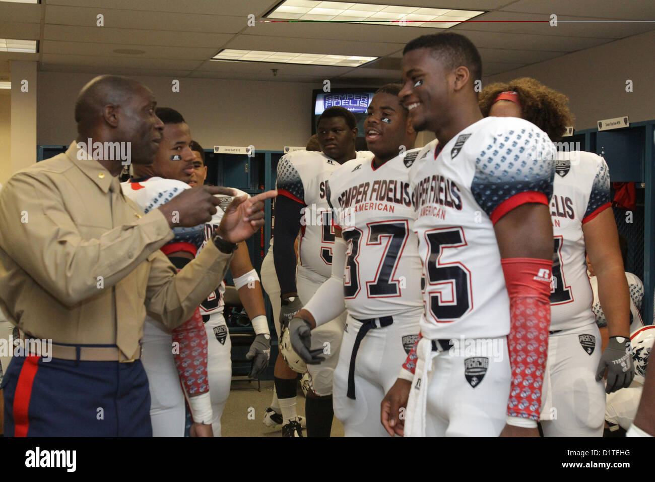 Major Kavan Lake vom Marine Corps Recruiting Command spricht mit den West-Spielern für den Semper Fidelis All-American Bowl vor dem Spiel im Home Depot Center in Carson, Kalifornien. Stockfoto