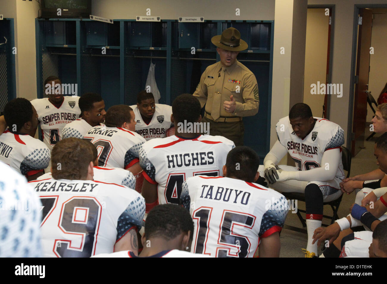 Gunnery Sgt. Michael Blua, Bohrinstruktor, tritt vor dem Semper Fidelis All-American Bowl im Home Depot Center in Carson, Kalifornien, mit den Spielern des West Teams zusammen. Die Schüssel ist ein Schaufenster für Spitzensportler und konzentriert sich auf Führung und Teamarbeit. Stockfoto