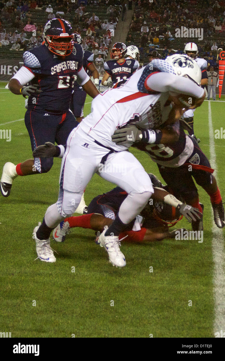 Ein Highschool-Quarterback spielt den Fußball während des Semper Fidelis All-American Bowl im Home Depot Center in Carson, Kalifornien, am 4. Januar 2013. Die Veranstaltung ist der Höhepunkt des Semper Fidelis Football Program des Marine Corps, das sich auf die Führung und Charakterentwicklung von Sportlerinnen und Sportlern konzentriert. Stockfoto