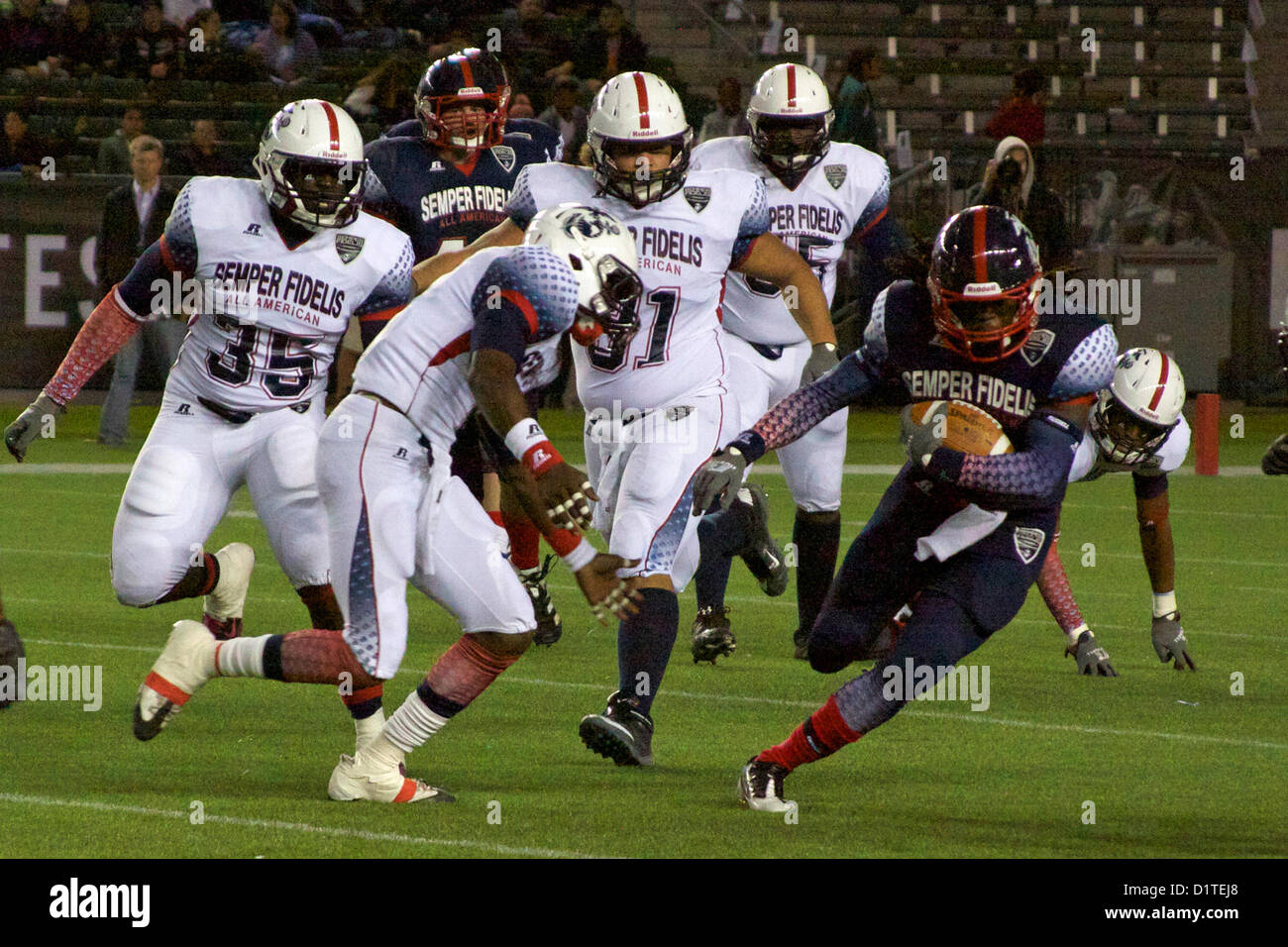 Alex Collins, ein Running Back für die South Plantation High School, leitet den Fußball während des Semper Fidelis All-American Bowl im Home Depot Center in Carson, Kalifornien, am 4. Januar. Die Veranstaltung ist Teil des Semper Fidelis Football Program des Marine Corps, das Führungsunterricht für Sportlerschüler fördert. Stockfoto