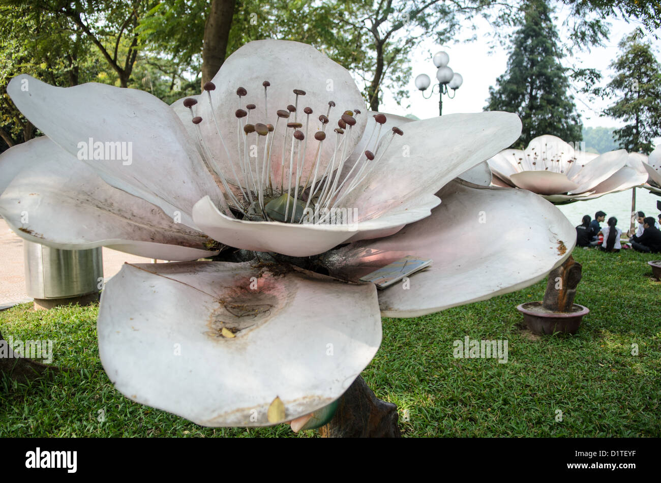 HANOI, Vietnam - die Skulptur eines großen Blume am Ufer des See Hoan Kiem, Hanoi, Vietnam. Stockfoto