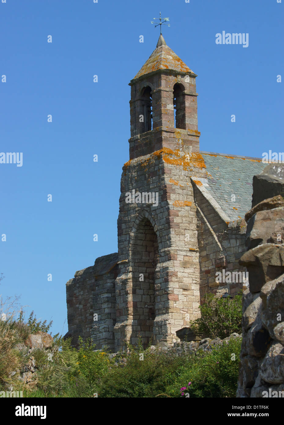 Eine alte mittelalterliche englische Kirche auf der Heiligen Insel Lindisfarne Stockfoto