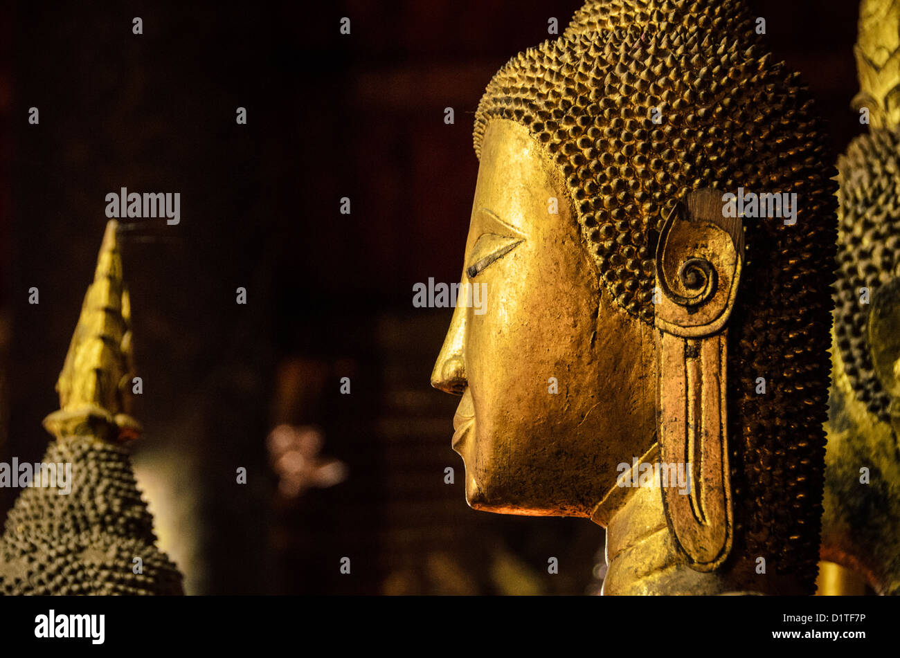 LUANG PRABANG, Laos - der Altar in Wat Mai Suwannaphumaham. Wat Mai, wie es oft genannt wird, ist ein buddhistischer Tempel in Luang Prabang, Laos, in der Nähe des Royal Palace Museum entfernt. Es wurde im 18. Jahrhundert erbaut und ist eines der am meisten reich verzierte Wats in Luang Prabang. Stockfoto