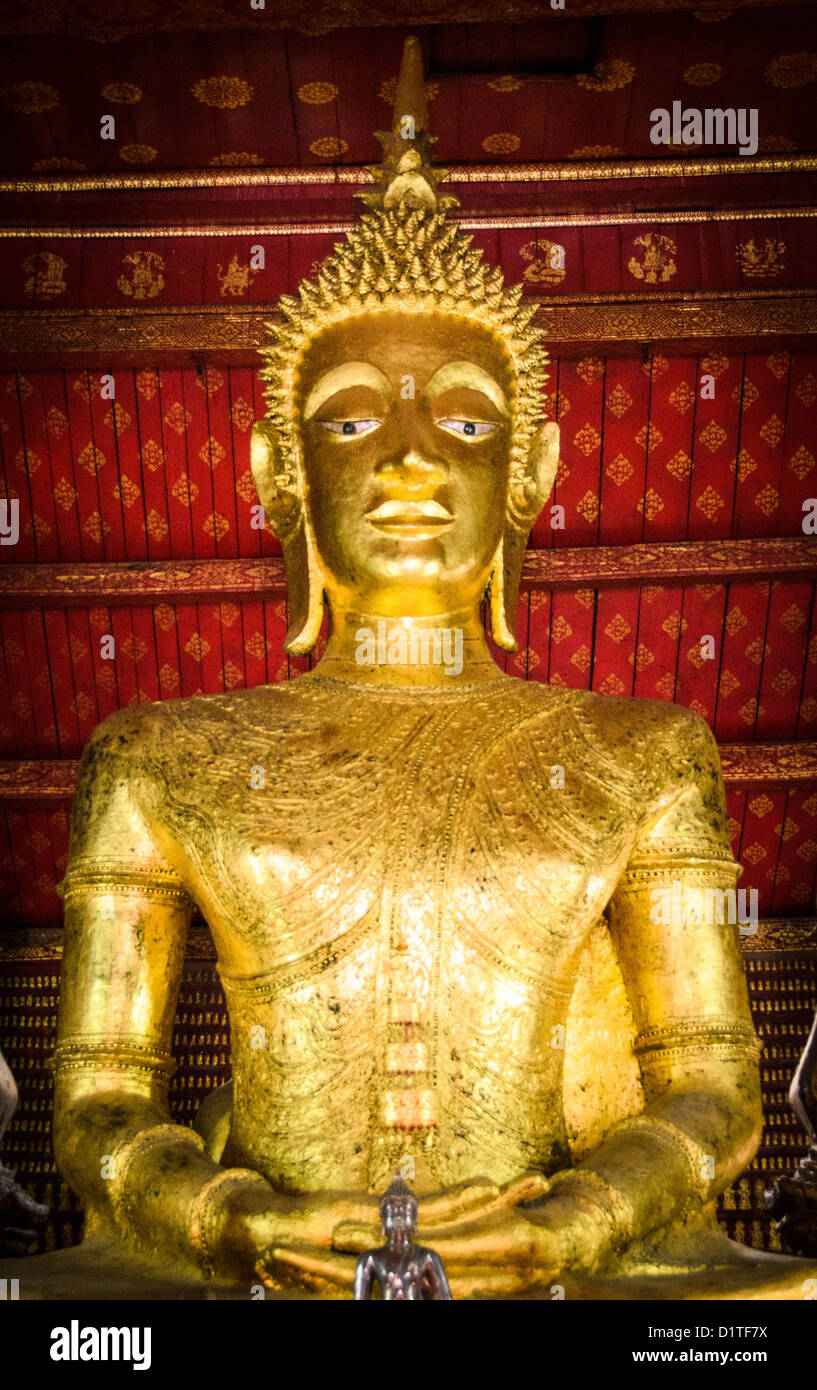 LUANG PRABANG, Laos - der Altar in Wat Mai Suwannaphumaham. Wat Mai, wie es oft genannt wird, ist ein buddhistischer Tempel in Luang Prabang, Laos, in der Nähe des Royal Palace Museum entfernt. Es wurde im 18. Jahrhundert erbaut und ist eines der am meisten reich verzierte Wats in Luang Prabang. Stockfoto