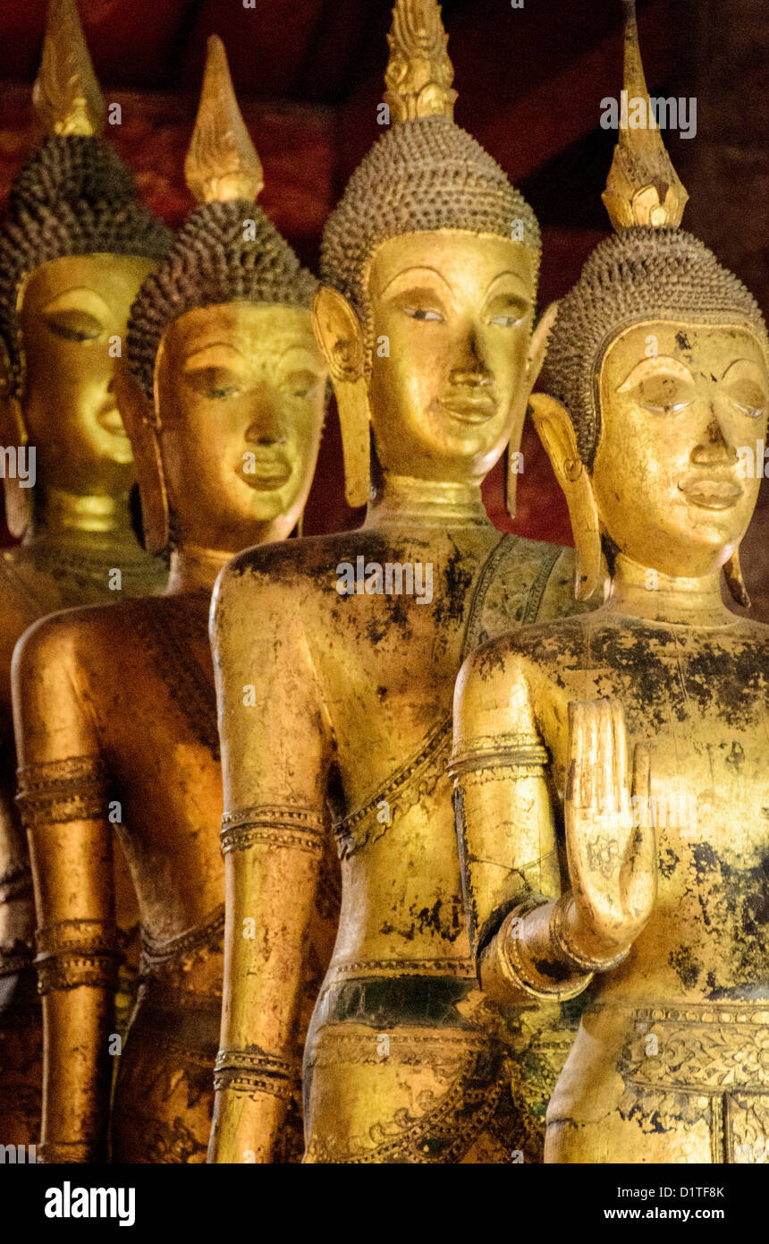 LUANG PRABANG, Laos - der Altar in Wat Mai Suwannaphumaham. Wat Mai, wie es oft genannt wird, ist ein buddhistischer Tempel in Luang Prabang, Laos, in der Nähe des Royal Palace Museum entfernt. Es wurde im 18. Jahrhundert erbaut und ist eines der am meisten reich verzierte Wats in Luang Prabang. Stockfoto