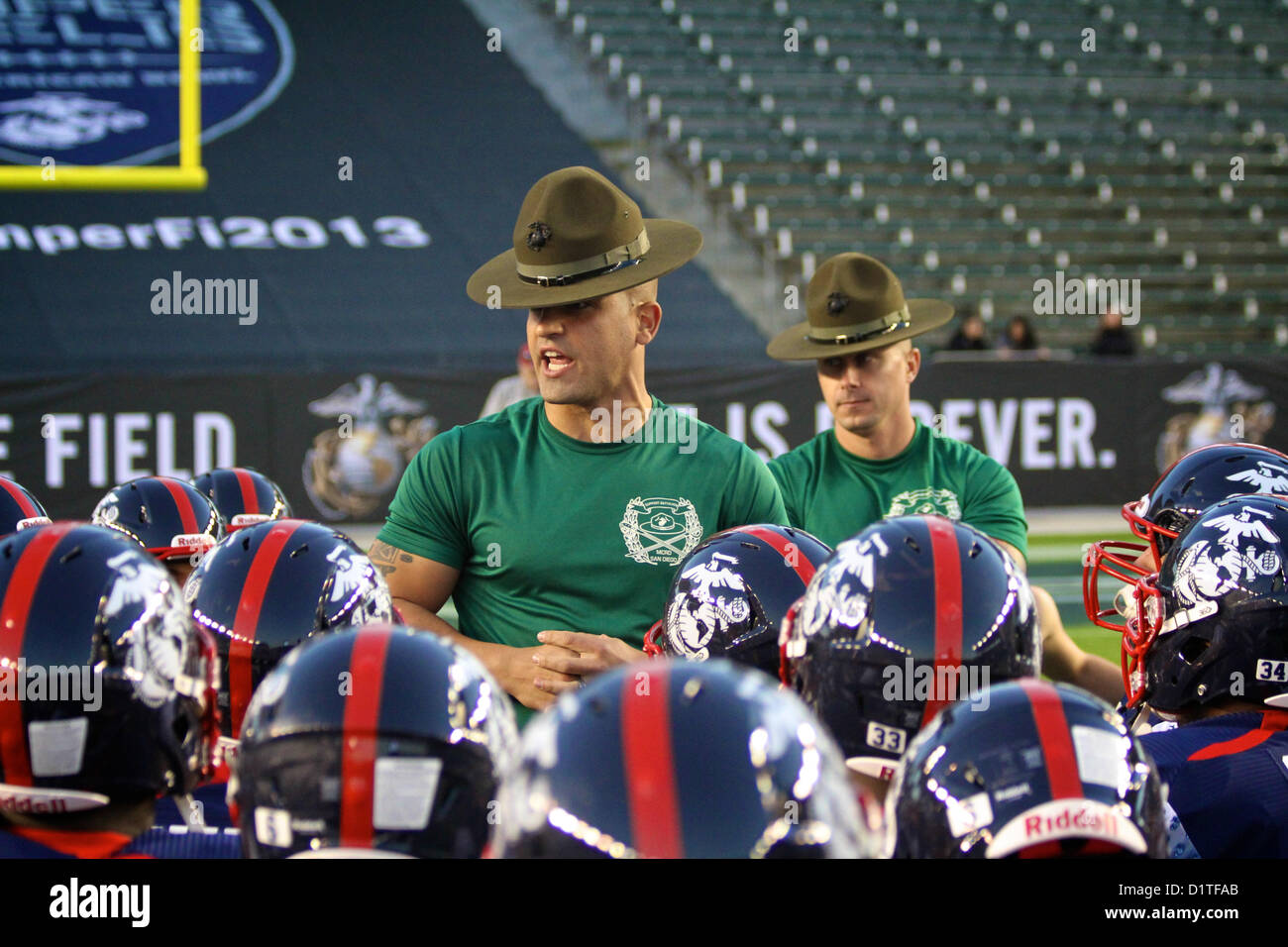Bohrinstruktoren des Marine Corps Recruit Depot San Diego motivieren das East Coast Team während des Semper Fidelis All-American Bowl 2013 am 4. Januar 2013 und präsentieren Führungsqualitäten und Teamwork im Fußball. Stockfoto