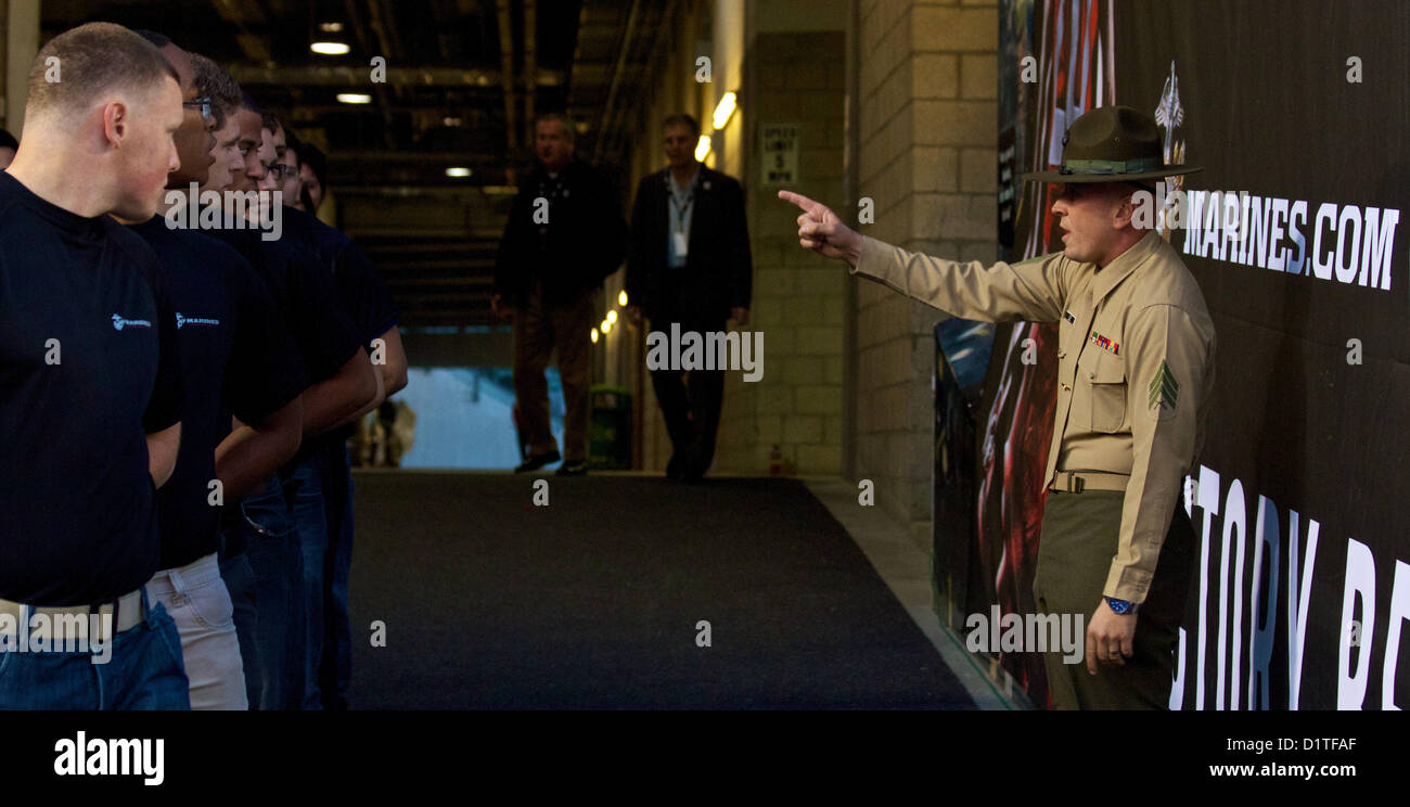 Ein Bohrlehrer im Marine Corps Recruit Depot San Diego bringt zukünftige Marines in Formation, bevor der Semper Fidelis All-American Bowl beginnt. Stockfoto