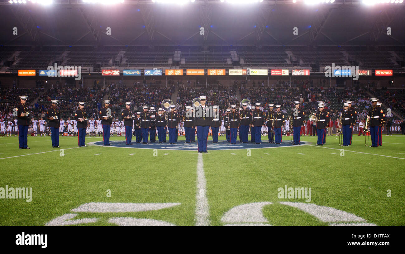 Die Marine Corps Recruit Depot San Diego Band spielt die Nationalhymne zu Beginn des Semper Fidelis All-American Bowl am 4. Januar 2013 und markiert den Beginn des Fußballturniers, bei dem Spitzensportler der Highschool zusammenkommen. Stockfoto