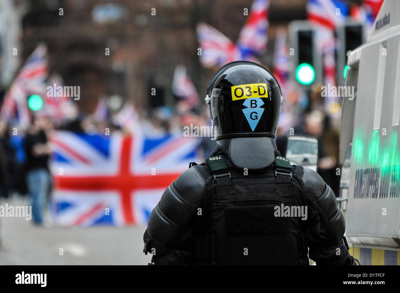 5. Januar 2013. Belfast, Northern Ireland - A PSNI Officer von Tactical Support Group (TSG) beobachtet, wie mehr als 1000 Gewerkschafter protestieren gegen die Abschaffung der Anschluß-Markierungsfahne von Belfast City Hall Stockfoto