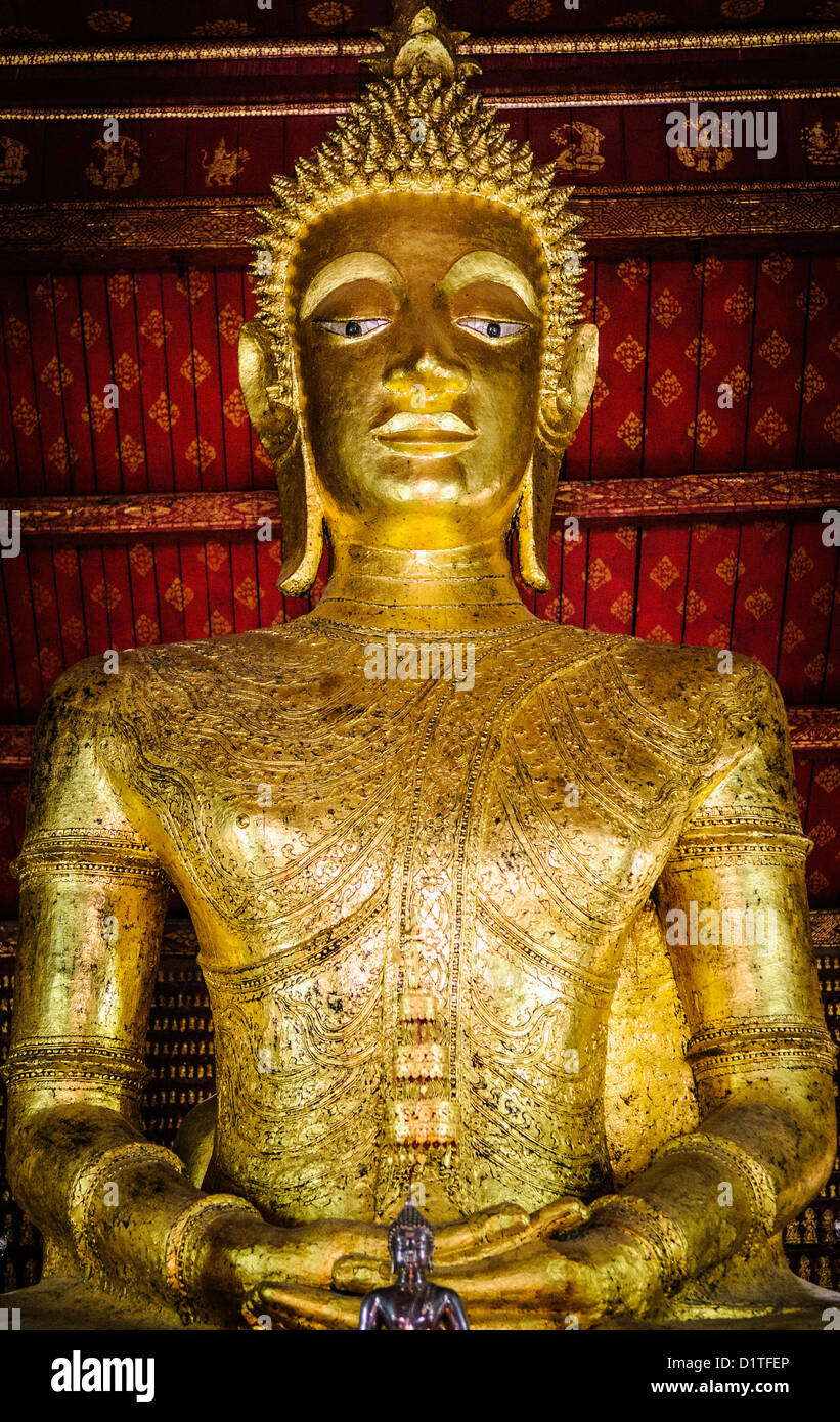 LUANG PRABANG, Laos - der Altar in Wat Mai Suwannaphumaham. Wat Mai, wie es oft genannt wird, ist ein buddhistischer Tempel in Luang Prabang, Laos, in der Nähe des Royal Palace Museum entfernt. Es wurde im 18. Jahrhundert erbaut und ist eines der am meisten reich verzierte Wats in Luang Prabang. Stockfoto