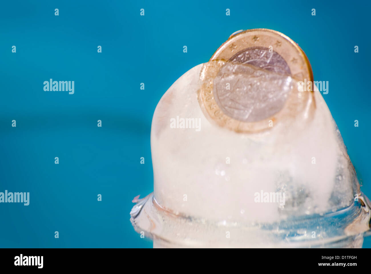 Ein Euro-Währung in einen Eiswürfel eingefroren Stockfoto