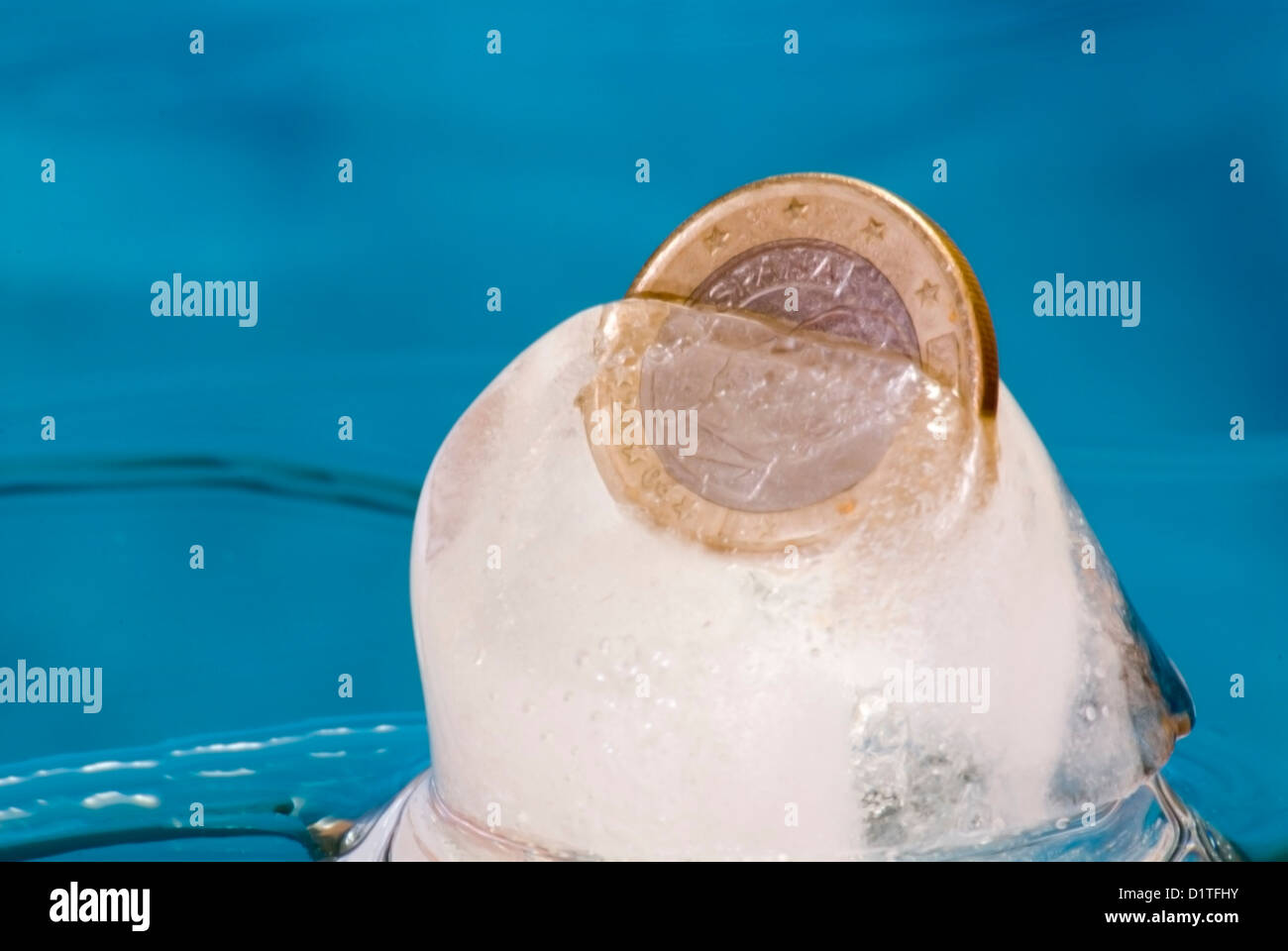 Ein Euro-Währung in einen Eiswürfel eingefroren Stockfoto