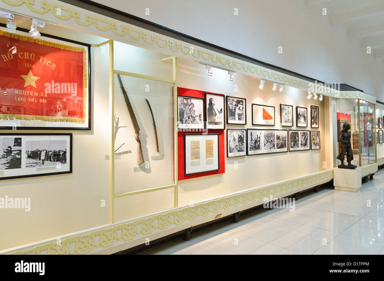 Museum der vietnamesischen Revolution Artefakte Hanoi // Eine Wand mit Fotos und anderen Artefakten. Das Museum der vietnamesischen Revolution im Tong Dan Gebiet von Hanoi, unweit des Hoan Kiem Lake, wurde 1959 gegründet und widmet sich der Geschichte der sozialistischen revolutionären Bewegung in Vietnam. Stockfoto