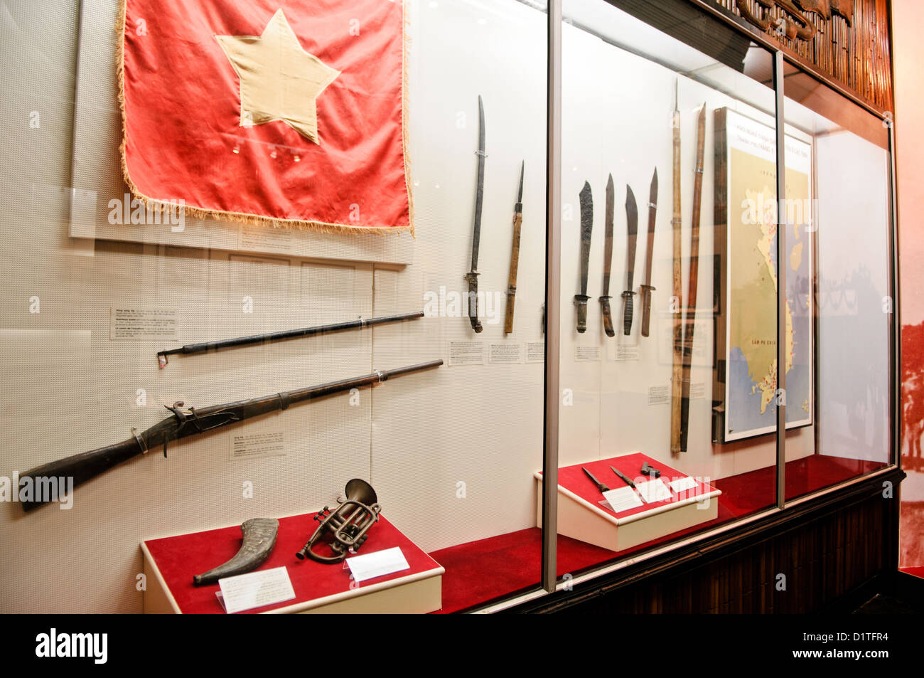 HANOI, Vietnam - Eine Ausstellung mit Waffen in den revolutionären Kampf verwendet. Das Museum der Vietnamesischen Revolution in der Tong Dan Gegend von Hanoi, nicht weit vom Hoan Kiem See, wurde 1959 gegründet und ist mit der Geschichte der sozialistischen Revolutionären Bewegung in Vietnam gewidmet. Stockfoto